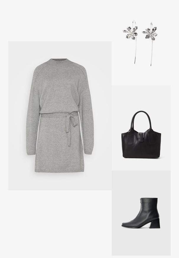 Szürke kötött pulóverruha hosszú ujjakkal, kerek nyakkal és derékban megkötős övvel. Puha tapintású, bordás mandzsettákkal és aljjal.; Fekete bőr bokacsizma négyzetes orral, oldalsó cipzárral és tömbsarkal, egyszínű világos háttér előtt.; Fekete bőr bevásárlótáska sima textúrával, strukturált formával, két fogantyúval és egy figyelemfelkeltő ezüst csattal az elején.; Ezüst virágformájú fülbevalók, texturált felülettel, hosszú akasztókkal és szirmokra hasonlító részletekkel az összetett dizájn érdekében.