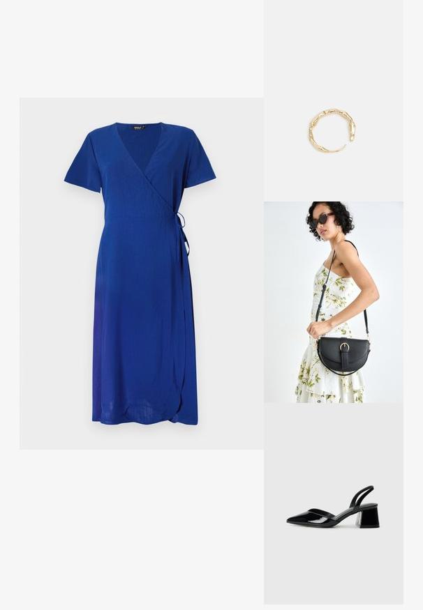 Modrá zavinovacia šaty s krátkymi rukávmi, textúrovaná látka, výstrih do V, detail viazania na boku a lem, ktorý siahne pod kolená.; Čierne lakované kožené sandálové podpätky s špicatou špičkou a geometrickým blokovým podpätkom. Disponujú elegantným, minimalistickým dizajnom a hladkým povrchom.; Čierna kožená kabelka s zaobleným tvarom, odnímateľným popruhom a zlatými doplnkami. Kabelka má klopu s detailom s prackou.; Prsteň v zlatej farbe s organickým, skrúteným dizajnom, hladkým povrchom a zužujúcimi sa koncami, vytvárajúci moderný, sochársky vzhľad.
