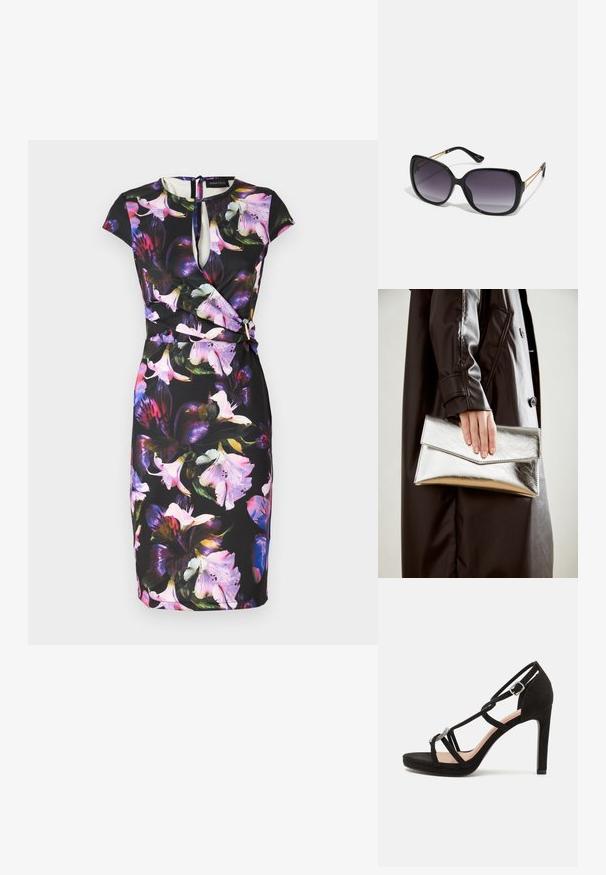 Kwiatowa sukienka na czarnym tle, z dekoltem w kształcie łezki, rękawami typu cap oraz krojem kopertowym. Ozdobiona kolorowymi, dużymi kwiatami.; Czarne zamszowe sandały na wysokim obcasie z krzyżującymi się paskami, ozdobnym akcentem w kolorze srebrnym i platformą dla dodatkowej wysokości.; Czarne oversize okulary przeciwsłoneczne z gradientowymi soczewkami, grubymi oprawkami i złotym łańcuszkiem na ramionach.; Srebrna metaliczna kopertówka o kształcie kątowym, gładka w dotyku, z kontrastowym kolorem wewnątrz, trzymana w ręce noszącej czarny płaszcz.