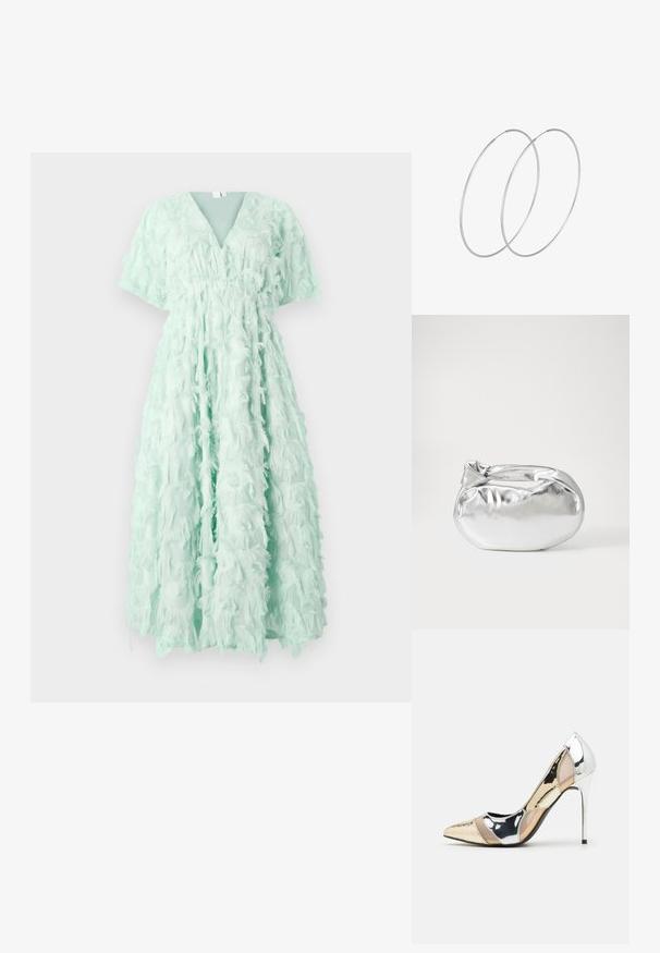 Mintgrön klänning med korta fjärilsmuddar, V-ringning och en texturerad design med lager av fransdetaljer som faller till ankeln.; Spetsig tå högklackad sko med en färgpalett av silver, guld och nude. Glansig yta med utskärningsdesign, utrustad med en stilettklack.; Silverfärgad metallisk påse med en mjuk, rundad form och en knutstängning upptill. Tillverkad av ett mjukt material i konstläder.; Silverfärgade hoopörhängen med en minimalistisk design. Cirkulär form, slät yta och tunn profil. Lätta med en polerad finish.