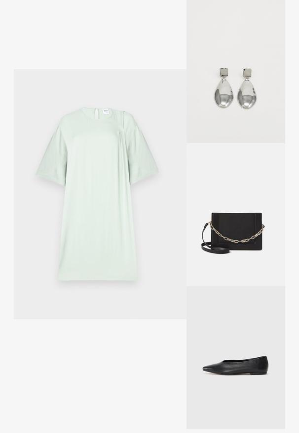 Lys grønn kortermet kjole laget av mykt stoff, med rund hals og en subtil nøkkelhullåpning bak.; Sorte lærballerina med spiss tå, minimalistisk design, glatt tekstur, lav hæl uten synlig metall eller dekorasjoner.; Svart lær crossbody-veske med glatt tekstur, rektangulær form og metallkjede detaljer på framsiden. Justerbar stroppe inkludert.; Sølv dråpeøreringer med firkantet studs, med en glatt, polert overflate og en tåreformet design som reflekterer lys med en blank overflate.
