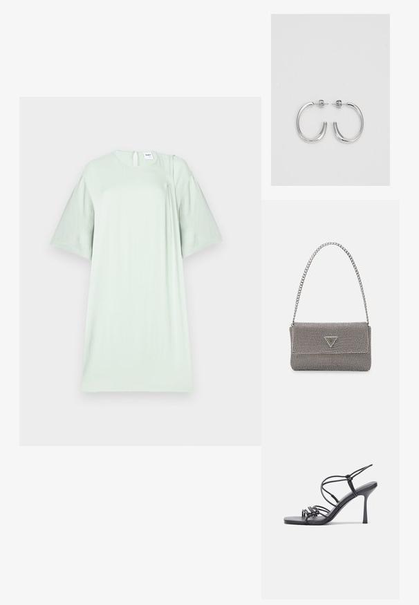 Világos zöld, rövid ujjú ruha, puha anyagból készült, kerek nyakkivágással és finom kulcslyuk nyitással a hátulján.; Fekete magas sarkú szandálok vékony pántokkal, csomózott mintával, sima négyzetes orral és karcsú stiletto sarkal rendelkeznek.; Világosszürke fémes kézitáska lánc pánttal, kis kör alakú fém kifinomult díszítéssel és háromszög alakú márkagéppel.; Ezüst karika fülbevalók sima, fényes felülettel. Lekerekített forma, könnyű kialakítással, tűs zárómechanizmussal.