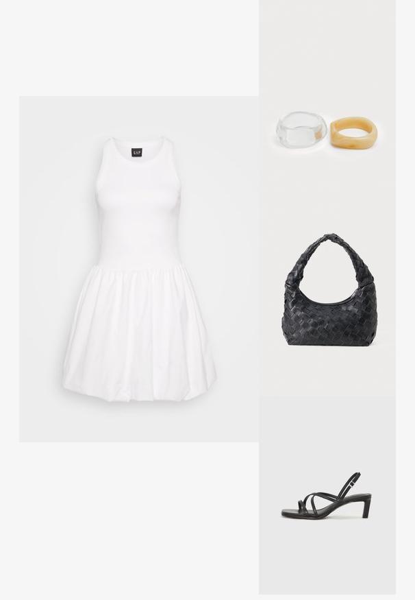 Bílý bezramínkový šaty s přiléhavým korzetem a rozšířenou sukní. Vyrobeno z hladké látky, s žebrovanou strukturou a nařaseným pasem.; Černé sandály na tenkém podpatku se čtveratou špičkou a nízkým blokovým podpatkem. Mají několik tenkých popruhů a nastavitelné zapínání okolo kotníku. Vyrobeny z hladké kůže.; Černá kožená tkaná taška přes rameno s zaoblenou rukojetí a měsíčkovým tvarem na jednobarevném pozadí.; Průhledné a jantarové prsteny z pryskyřice, jeden hladký a transparentní, druhý s texturovaným jantarovým povrchem. Oba mají zaoblené, robustní tvary.