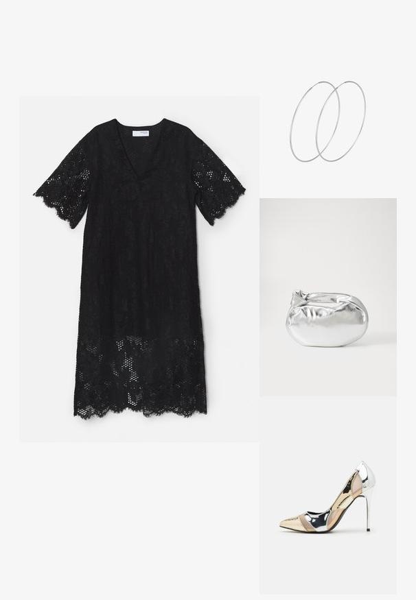 Svart spetsklänning med V-ringning och korta ärmar, med vågiga kanter och intrikata blommönster genom hela tyget.; Spetsig tå högklackad sko med en färgpalett av silver, guld och nude. Glansig yta med utskärningsdesign, utrustad med en stilettklack.; Silverfärgad metallisk påse med en mjuk, rundad form och en knutstängning upptill. Tillverkad av ett mjukt material i konstläder.; Silverfärgade hoopörhängen med en minimalistisk design. Cirkulär form, slät yta och tunn profil. Lätta med en polerad finish.