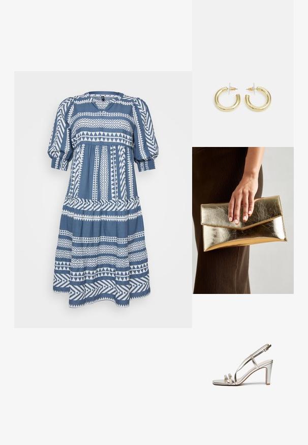 Niebieska sukienka z krótkim rękawem, ozdobiona białymi geometricznymi wzorami, z okrągłym dekoltem, marszczonym w pasie i rozkloszowanym dołem. Miękka tkanina o strukturalnym wykończeniu.; Srebrne metaliczne sandały na wysokim obcasie z odkrytymi palcami, z trzema cienkimi paskami na stopie i paskiem na kostkę z klamrą.; Złota metaliczna kopertówka o gładkiej teksturze, z trójkątnym zapięciem na klapkę. Ręka trzymająca torbę ma starannie wypielęgnowane paznokcie.; Złote kolczyki w kształcie kółek o gładkim, błyszczącym wykończeniu. Okrągły design z małym klipsem i przezroczystym zapięciem zapewniającym bezpieczne noszenie.