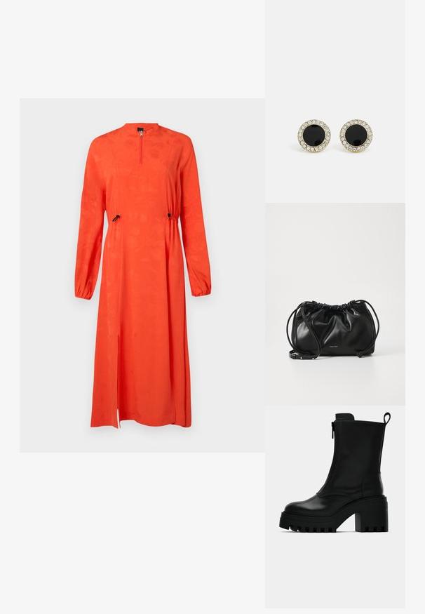 Robe rouge à manches longues avec un col haute, fermeture éclair, taille élastiquée, fentes latérales et motif floral texturé.; Bottine en cuir noir avec semelle à crampons, talon carré, fermeture éclair sur le côté et languette à l'arrière sur fond blanc uni.; Sac à main en cuir noir avec un design froncé, fermeture à double cordon et bandoulière amovible. Présente un détail de logo métallique.; DKNY INLAY STUD - Boucles d'oreilles - black/gold-coloured