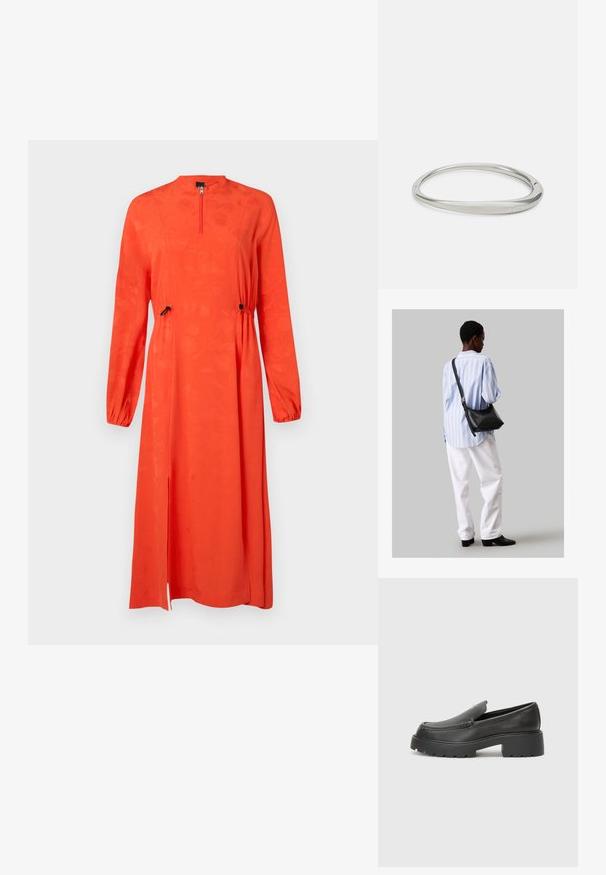 Raudona ilgomis rankovėmis suknelė su aukštu kaklu, užtrauktuko uždarymu, elastingu liemeniu, šoninėmis išpjovomis ir tekstūriniu gėlių raštu.; Juodi odiniai loaferiai su apvaliu pirštu, storu tekstūruotu padu ir minimaliu siūlių dekoru. Išskirtinis dizainas be matomų raištelių ar furnitūros.; Juodas odinis petinis krepšys su minkšta tekstūra, trikampiu pavidalu ir reguliuojama juosta, derinamas su šviesiai mėlynu dryžuotu marškinėliu ir baltais džinsais.; Sidabrinė metalinė apyrankė su lygiu, apvaliu dizainu. Turi liekną profilį ir subtilų „Calvin Klein“ prekės ženklo raižinį viduje.