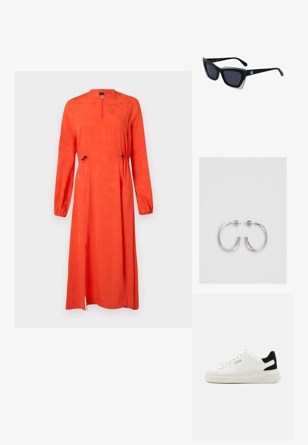 Rode lange mouwen jurk met hoge hals, ritssluiting, elastische taille, zijslitsen en getextureerd bloemenpatroon.; Witte leren sneakers met een dikke witte zool, zwarte suède hielaccent en een geperst logo op de zijkant. Vetersluiting met zes oogjes.; Zwarte oversized zonnebril met een geometrische vorm, voorzien van donkere glazen en een contrasterend grijs detail op het montuur. Logo op de arm.; Zilveren oorringen met een gladde, glanzende afwerking. Ronde vorm, lichtgewicht ontwerp, voorzien van een post-back sluiting.