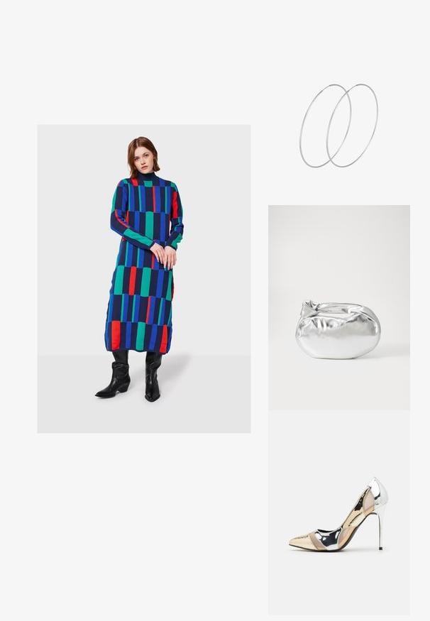 Nainen seisoo pitkän, värikkään geometristen kuvioiden mekon kanssa, jossa on sinisiä, vihreitä ja punaisia raitoja, yhdistettynä mustiin polvisukkiin.; Korkokenkät, joissa on terävä kärki ja hopea, kultainen sekä nude-väriyhdistelmä. Kiiltävä pinta ja leikkausdesign, varustettuna stikettikorkealla.; Hopeapintainen metallinen pussilaukku, jolla on pehmeä, pyöreä muoto ja solmittava yläosa. Valmistettu sileästä tekonahkamateriaalista.; Hopehope hopeilla, joissa on minimalistinen muotoilu. Pyöreä muoto, sileä pinta ja ohut profiili. Kevyet ja kiillotetut.