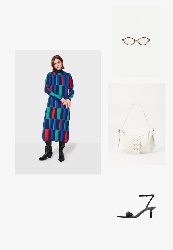 Donna in piedi che indossa un lungo vestito geometrico colorato con strisce blu, verdi e rosse, abbinato a stivali neri al ginocchio.; Bershka Sandali con tacco - black; Occhiali in tartaruga con lenti ovali e una finitura liscia e elegante. Presentano aste sottili con una leggera curva alle tempie. Lenti trasparenti.; Borsa a spalla bianca con una finitura testurizzata, un accentuato fermaglio centrale e una forma curva. Chiusure a cerniera su entrambi i lati.