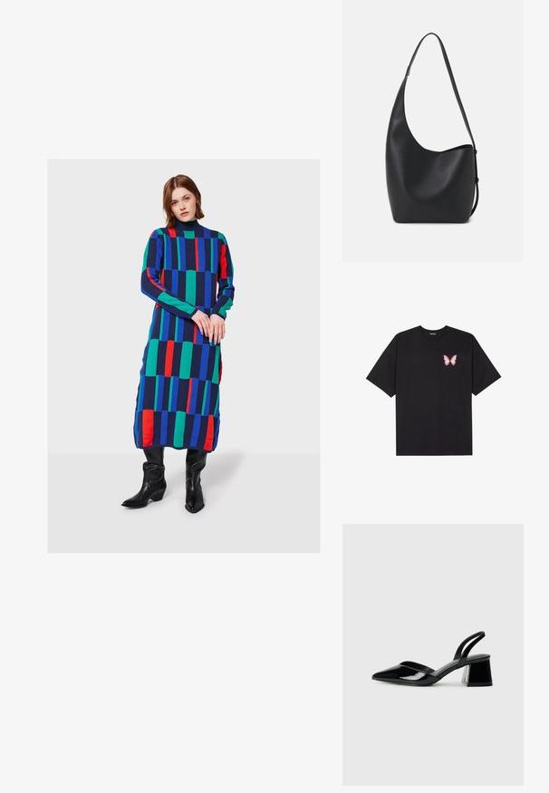 Frau steht in einem langen, bunten Kleid mit geometrischem Muster und blauen, grünen sowie roten Streifen, kombiniert mit schwarzen kniehohen Stiefeln.; Schwarzes Baumwoll-T-Shirt mit kurzen Ärmeln, das ein kleines pinkes Schmetterlingsmotiv auf der linken Brust zeigt. Crewneck-Design mit einem entspannten Schnitt.; Schwarze Lackleder-Slingback-High Heels mit spitzem Schuh und einem geometrischen Blockabsatz. Verfügt über ein schlankes, minimalistisches Design und eine glatte Textur.; Schwarze Leder-Hobo-Tasche mit einer glatten Textur, geschwungener Form und einem einzelnen verstellbaren Tragegurt; verfügt über eine weite Öffnung am oberen Ende.
