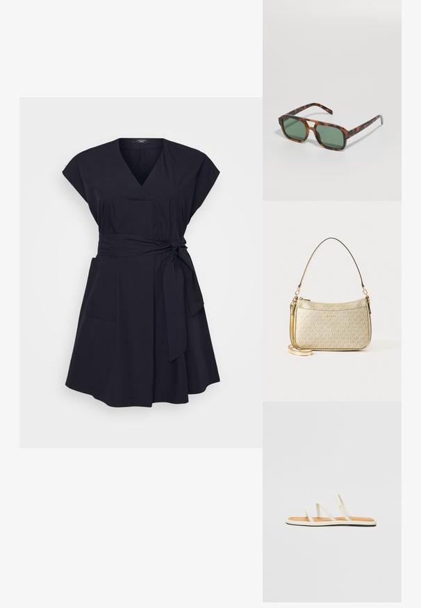 Navyblaues Wickelkleid aus leichtem Stoff mit kurzen Ärmeln, einem taillierten Bund, zwei vorderen Taschen und einem schwingenden Rock.; Weiße flache Sandalen mit drei dünnen Riemen, einem braunen Fußbett, einer hellen Sohle und einem kleinen goldenen Hardware-Akzent am äußeren Riemen.; ALDO AFOHAL UNISEX - Sonnenbrille - other brown; Goldfarbene Handtasche mit einem glatten Ledertrageriemen, ausgestattet mit einem Reißverschluss und einem dezenten Logo-Muster, das auf der Oberfläche aufgedruckt ist.; Goldfarbener Ring mit einem glatten, gedrehten Design. Er verfügt über eine polierte Oberfläche und abgerundete Kanten, die eine nahtlose, fließende Form erzeugen.