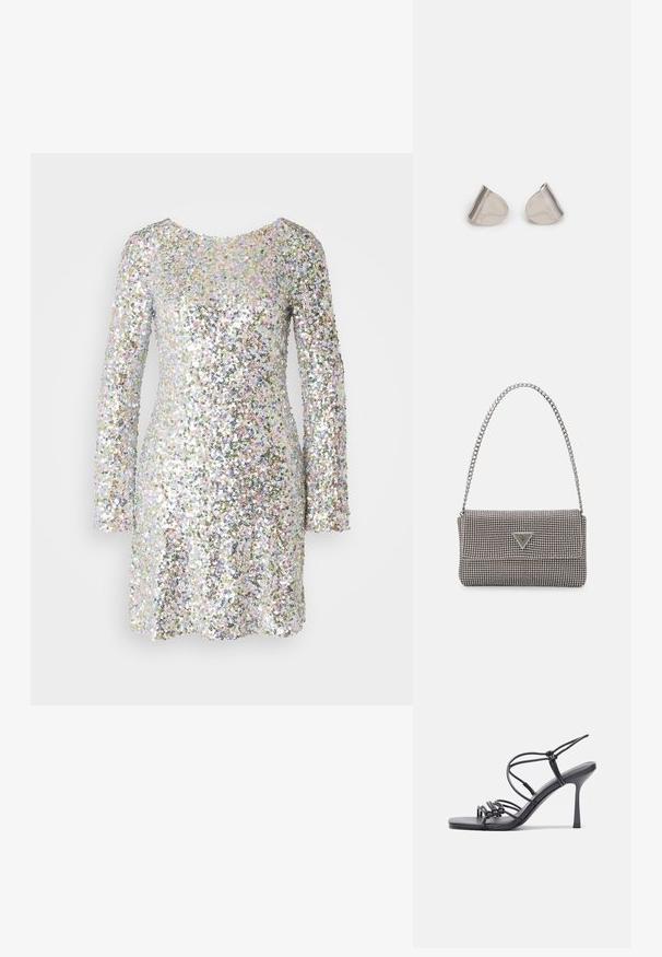 Robe argentée scintillante avec des manches longues, entièrement couverte de sequins multicolores, présentant un col rond et une longueur courte.; Des sandales noires à talons hauts avec des fines lanières au design noué, un bout carré lisse et un talon aiguille élégant.; Sac à main en métal gris clair avec une bandoulière en chaîne, orné de petits clous métalliques ronds et d'un logo de marque triangulaire.; Boucles d'oreilles en métal argenté avec une forme larmoyante lisse et une finition polie. Des gravures subtiles ajoutent des détails. Design minimaliste.