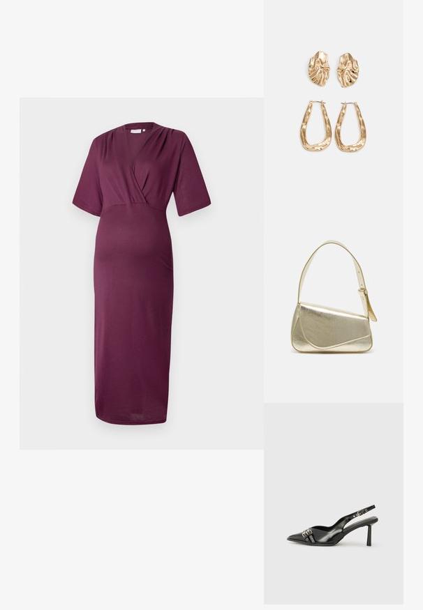 Sukienka z dekoltem w serek, krótki rękaw w głębokim burgundzie. Wykonana z miękkiego, elastycznego materiału. Design z dopasowaną górą i zwiewnym dołem.; Czarne lakierowane buty typu slingback z ostrym noskiem, paskami na kostkach z srebrnymi klamrami i elementami metalowymi oraz smukłym obcasem.; Złota metaliczna torebka o strukturalnym designie, gładkiej powierzchni i regulowanym pasku. Charakteryzuje się unikalnym trójkątnym kształtem i minimalistycznym przeszyciem.; Złote kolczyki w odcieniu, prezentujące teksturowane, faliste kształty. Zawierają rzeźbiarskie klipsy i otwarty projekt kółek z młotkowanym wykończeniem.