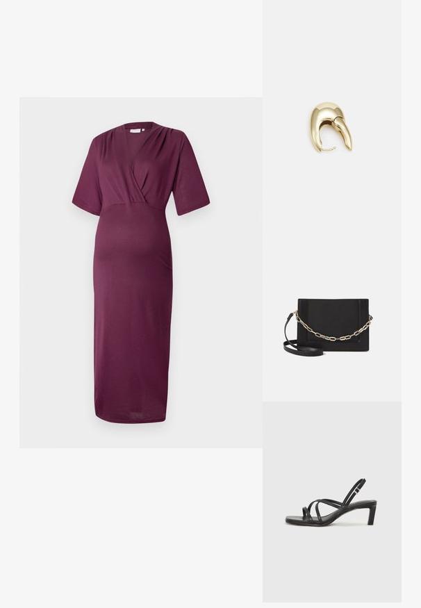 Obleka z V-izrezom in kratkimi rokavi v temni burgundski barvi. Narejena iz mehke, raztegljive tkanine. Oblika vključuje oprijet zgornji del in ohlapen krilo.; Črne natikače s trakovi in kvadratnim prstom ter nizkim blokastim peto. Imajo več tankih trakov in nastavljiv trak okoli gležnja. Narejene so iz gladkega usnja.; Črna usnjena torba čez ramo z gladko teksturo, pravokotno obliko in kovinskim verižnim detajlom spredaj. Vključena je nastavljiva naramnica.; Uhane nakit iz zlatastega tona z gladko, ukrivljeno zasnovo. Ima edinstveno koničasto obliko, polirano površino in zaponko s tečajem.