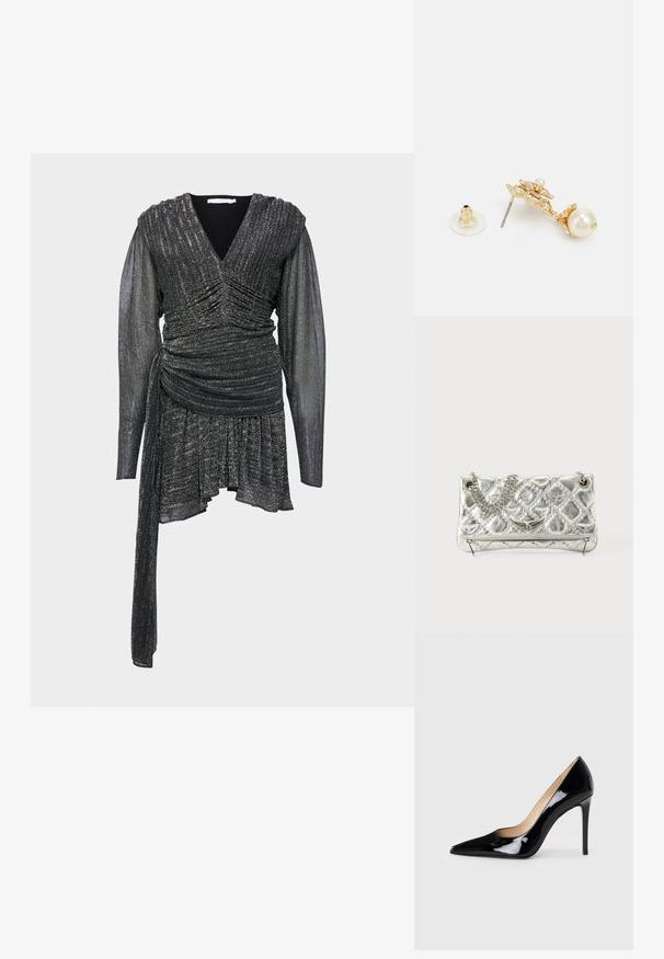 Svart, glittrande klänning med V-ringning, samlade detaljer, långa genomskinliga ärmar och en asymmetrisk nederkant. Strukturerad tyg med lyster.; Svart lackläder högklackad pumpsko med spetstoppdesign och en slank silhuett. Har en mjuk, glänsande finish och en smal stilettklack.; Silverfärgad metallisk handväska med kedjehandtag, quiltad textur, dekorativ sömnad och dragkedjestängning. Har prägling på framsidan.; Guldtonade örhängen med en dekorativ design och en pärlbrief, metallstift och en genomskinlig gummibakgrund.