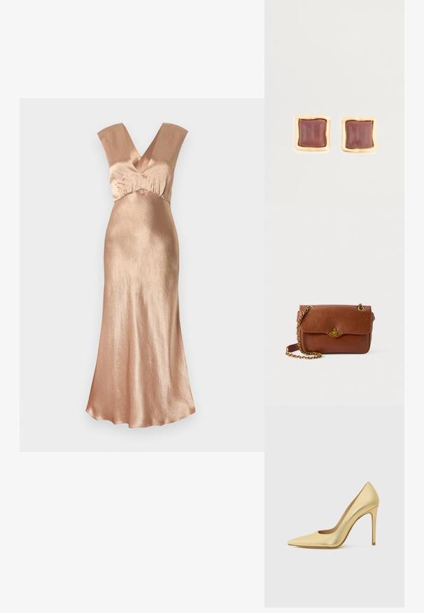 Dlouhé šaty ve vysoce lesklé rose gold barvě, s hlubokým V výstřihem, širokými ramínky a volným střihem. Hladká textura.; Zlatá metalická vysoká boty s špicatou špičkou a jehlovým podpatkem, zobrazená ze strany na jednobarevném světlém pozadí.; Hnědá kožená crossbody taška s klopovým zavíráním, zlatými kovovými detaily a řetízkovým popruhem. Hladká textura, obdélníkový tvar, minimální zdobení.; Čtvercové náušnice s hlubokým burgundským středem a texturovaným zlatým rámem. Hladký povrch s zaoblenými hranami.