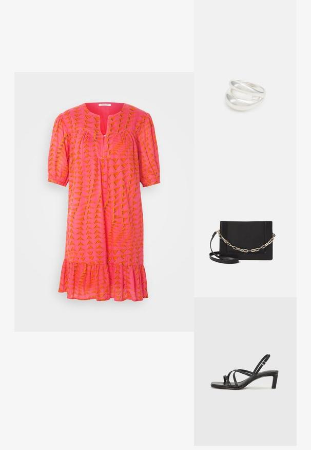 Rosa Kleid mit orangen geometrischen Mustern, kurzen Puffärmeln, Schlüsselaugenfront und rüschengesäumtem Saum. Leichter Stoff und entspannte Passform.; Schwarze Sandale mit Riemchen, quadratischer Zehenform und niedrigem Blockabsatz. Verfügt über mehrere dünne Riemen und einen verstellbaren Knöchelriemen. Hergestellt aus glattem Leder.; Schwarze Leder-Crossbody-Tasche mit glatter Textur, rechteckiger Form und metallic-kettendetail auf der Vorderseite. Verstellbarer Gurt inklusive.; Silberner Doppelring mit einer glatten, polierten Oberfläche. Verfügt über ein fließendes, kurviges Design mit überlappenden Abschnitten für einen modernen Look.