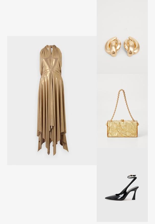 Metallisch goldenes Halterkleid mit tiefem V-Ausschnitt, drapiertem Oberteil und schwingendem, asymmetrischem Saum, der vertikale Falten für zusätzliche Struktur aufweist.; Schwarze Lackleder-Slingbacks mit spitz zulaufender Zehenpartie, verstellbarem Knöchelriemen und moderatem Blockabsatz. Glatte Textur mit glänzender Oberfläche.; Goldene Handtasche mit zerknitterter Textur in rechteckiger Form, versehen mit einer Kette als Tragriemen und einem Verschluss oben. Glatte, glänzende Oberfläche.; Goldfarbene Metallohrringe mit einem gedrehten Design, das eine glatte, glänzende Oberfläche und abgerundete Formen aufweist. Jeder misst ungefähr 5 cm.