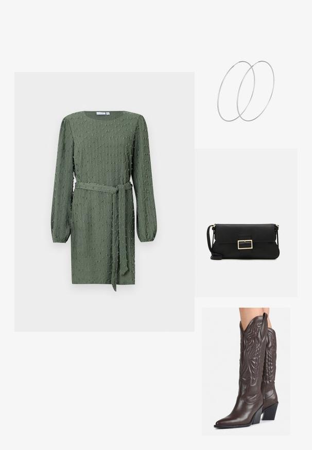 Knie-langes, langärmliges Kleid aus strukturiertem dunkelgrünem Stoff, mit Rundhalsausschnitt und einem taillierten Gürtel in der Taille.; Braune Leder-Cowboy-Stiefel mit spitzem Punkt und Blockabsatz, die über detaillierte Stickereien und hervorgehobene Akzente am Schaft verfügen.; Schwarze Leder-Clutch mit Klappe und goldfarbenem Metallschnallen-Detail. Enthält einen schwarzen Riemen und ein schlankes, minimalistisches Design.; Silberne Creolen mit minimalistischem Design. Rundform, glatte Oberfläche und dünnes Profil. Leichtgewichtig mit hochglänzender Oberfläche.