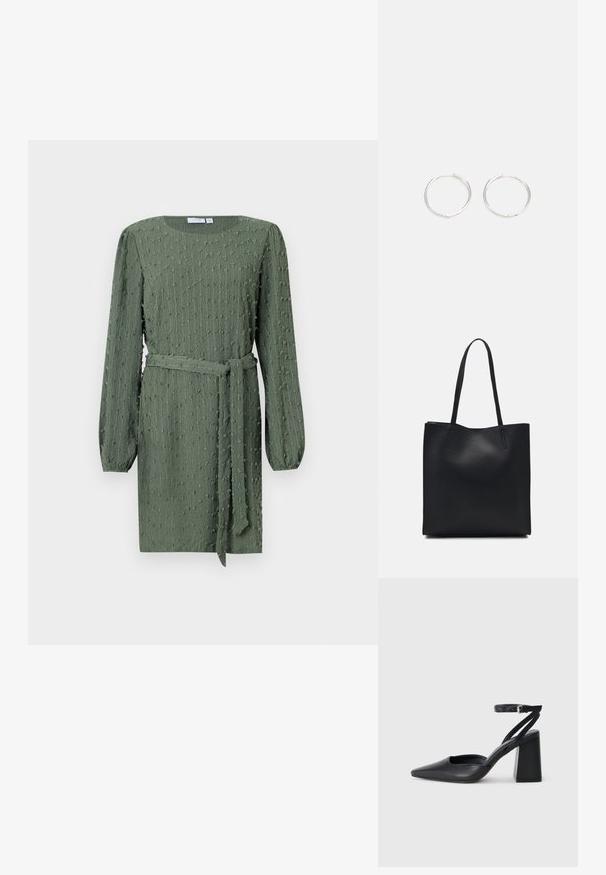 Šaty po kolená s dlhým rukávom v textúrovanej tmavozelenej látke, s okrúhlym výstrihom a zúženým opaskom v páse.; Čierne kožené lodičky s špicatou špičkou a členkovým remienkom, s masívnym podpätkom. Hladký povrch, elegantný dizajn a minimalistická estetika.; Čierna kožená taška na rameno s hladkým povrchom, obdĺžnikovým tvarom a dvoma dlhými uchami. Bez viditeľného kovania alebo ozdôb.; Strieborné kruhové náušnice s elegantným, okrúhlym dizajnom, s hladkým povrchom a bez viditeľných ozdôb. Priemer nie je špecifikovaný.