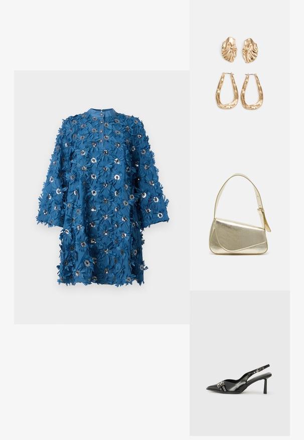 Teal kjole med knappet halslinje, trekvart lange ermer og blomsterapplikasjoner. Har metalliske detaljer og et teksturert, lagdelt stoffdesign.; Sorte patentlær slingback-sko med spiss tå, ankelremmer med sølvspenner og detaljer, og en slank hæl.; Gullfarget metallisk håndveske med en strukturert design, glatt tekstur og justerbar stropp. Har en unik trekantet form og minimalistisk søm.; Gullfargede øredobber med teksturerte, bølgete former. Inkluderer skulpturelle klipsstuds og åpen hoop-design med en hamret finish.
