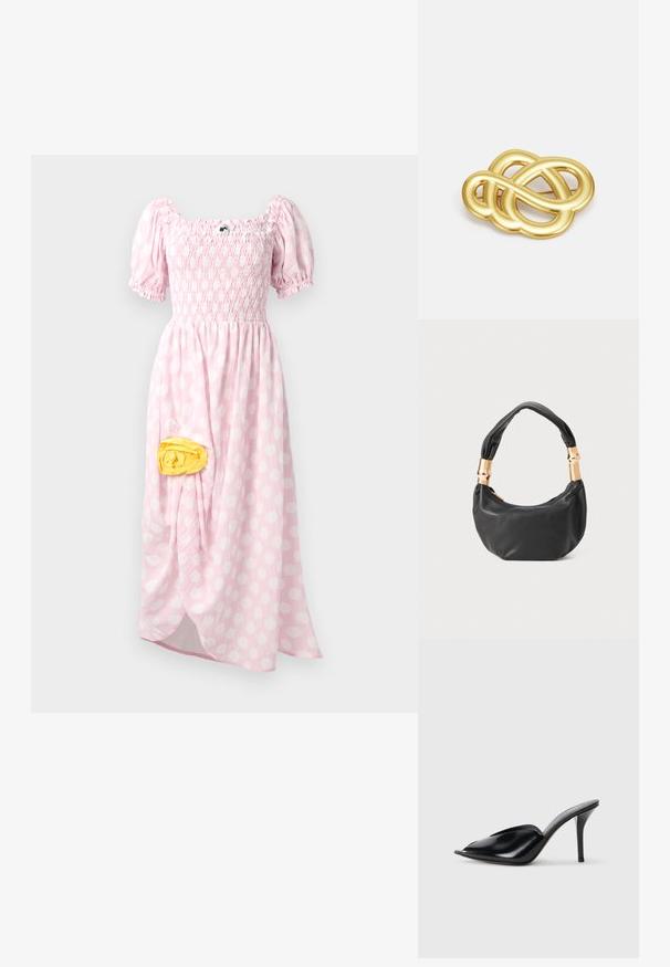 Maxi haljina svijetlo ružičaste boje s bijelim točkicama, nabrani korzet, kratki puf rukavi i žuti detalj od tkanine sa strane.; Crne kožne visoke mule s otvorenim prstima, šiljastim dizajnom, glatkom teksturom i uskim štiklama.; Crna kožna torba s okruglim oblikom, mekim teksturom i čvorastom ručkom s zlatnim metalnim detaljima. Zatvaranje na patentni zatvarač.; Broš u zlatnoj boji s čvorastim dizajnom, glatkim, zaobljenim linijama i složenim oblikom, koji odražava sjajnu površinu.