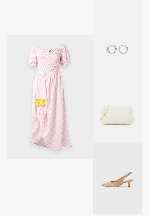Maxi kjole i lys pink med hvide prikker, smocket overdel, korte puff ærmer og en gul stofdetalje på siden.; Patenterede slingback-sko i lyserød, med spids tå, lav blokhæl og en justerbar rem med detalje i cirkulært spænde.; Hvid tekstureret clutchtaske med en samlet design, der har en guld kædestrop. Glat finish med subtile bølger og afrundede kanter.; Sølv hooped øreringe med en poleret finish, der har en cirkulær form og en hængsel-lukning, som understreger et slankt og minimalistisk design.