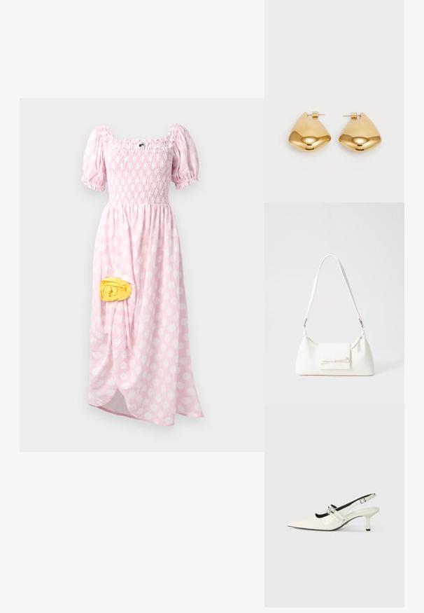 Maxi kjole i lys pink med hvide prikker, smocket overdel, korte puff ærmer og en gul stofdetalje på siden.; Spidse slingback sko i blank hvid læder med to justerbare spænder og en 6 cm stiletto hæl.; Hvid syntetisk håndtaske med en trekantet form, flad forsideklap og sløjfedetalje, justerbar strop, glat tekstur og minimalistisk design.; Guldtonede metaløreringe med en glat, rund trekantet form og post-back design; reflekterende overflade med minimal detaljer.