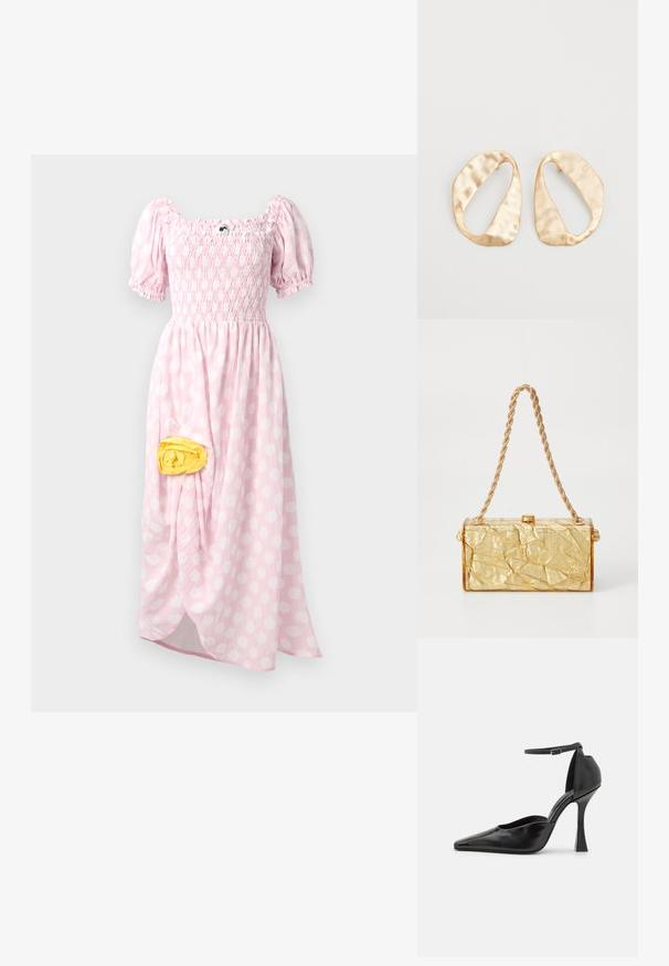 Maxikleid in Hellrosa mit weißen Punkten, gerafftem Oberteil, kurzen Puffärmeln und einem gelben Stoffdetail an der Seite.; Schwarze hochhackige Pumps mit glänzender Oberfläche, spitzer Zehenpartie, Knöchelriemen und skulpturiertem Stiletto-Absatz. Glatte Textur und elegantes Design.; Goldene Handtasche mit zerknitterter Textur in rechteckiger Form, versehen mit einer Kette als Tragriemen und einem Verschluss oben. Glatte, glänzende Oberfläche.; Ein Paar unregelmäßige, oval geformte Ohrringe aus goldfarbenem Metall mit einer strukturierten, leicht gehämmerten Oberfläche auf weißem Hintergrund.