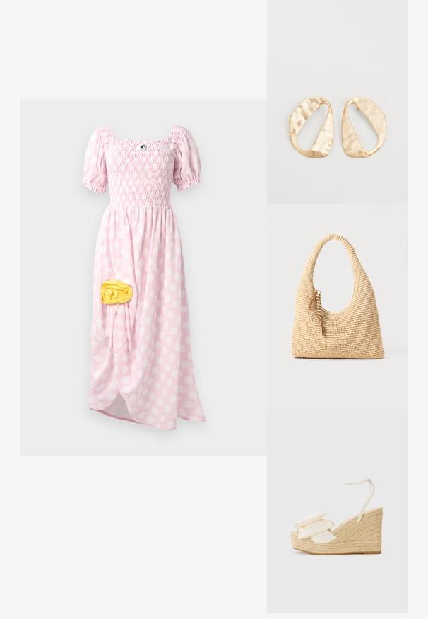 Robe maxi rose clair avec des pois blancs, corsage froncé, manches courtes bouffantes et un détail en tissu jaune sur le côté.; Sandale compensée avec une plateforme en jute naturel, empeigne en tissu crème et deux accents floraux superposés ; elle dispose d'une fine sangle de cheville avec boucle.; Sac à main tissé beige avec une anse incurvée, une surface texturée et un détail de pompon marron. Présente une forme slouchy de style hobo.; Une paire de boucles d'oreilles en métal doré, de forme ovales irrégulières, avec une surface texturée et légèrement martelée sur fond blanc.