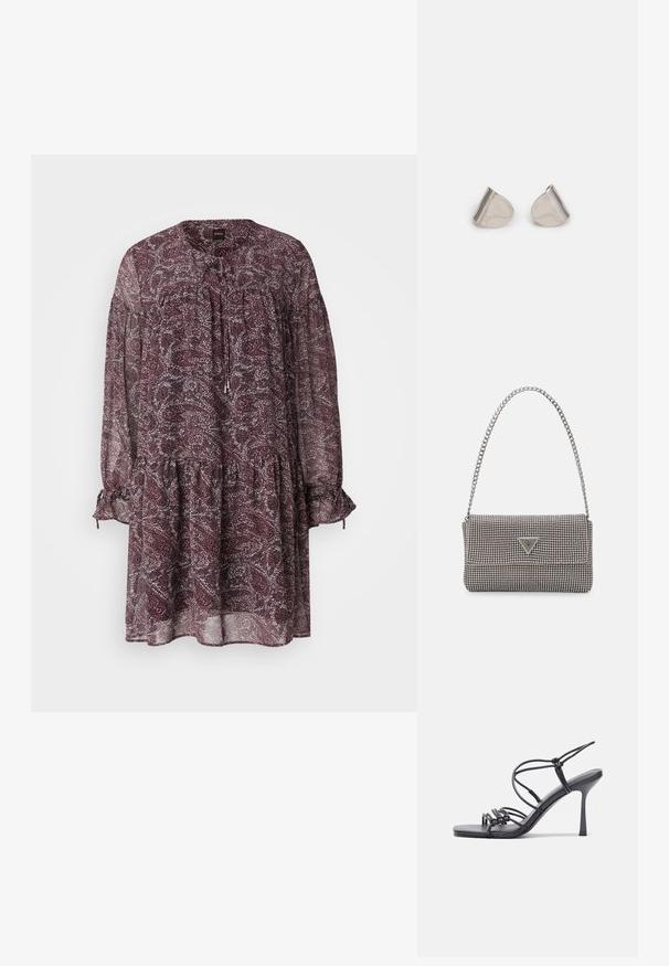Laza, áttetsző ruha sötét bordó színben, virágmintával. Kerek nyakkivágása van, csomó részlete, és gumírozott mandzsettával ellátott, redőzött ujjak.; Fekete magas sarkú szandálok vékony pántokkal, csomózott mintával, sima négyzetes orral és karcsú stiletto sarkal rendelkeznek.; Világosszürke fémes kézitáska lánc pánttal, kis kör alakú fém kifinomult díszítéssel és háromszög alakú márkagéppel.; Ezüst fém fülbevalók sima, csepp alakú formával és fényes felülettel. Finom gravírozások teszik részletessé. Minimalista dizájn.