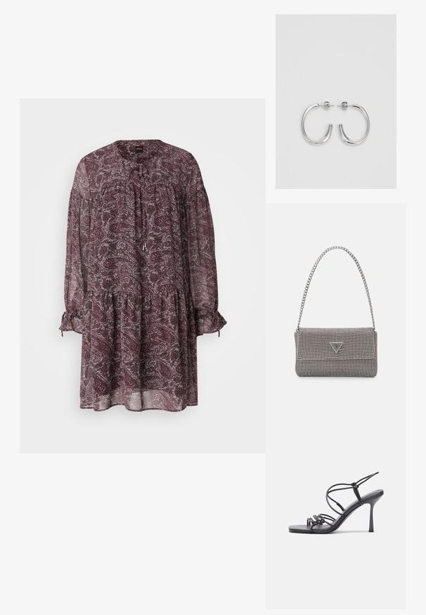 Lagana, prosojna obleka temno maroon barve s cvetličnim vzorcem. Ima okroglo izrezan ovratnik, detajl s trakom in nabranimi rokavi z elastičnimi manšetami.; Črne visoke sandale na peto imajo tanke naramnice z vozlom, gladek kvadratni toe in eleganten stiletto peto.; Svetlo siva kovinska torbica z verižnim ročajem, okrašena z majhnimi okroglimi kovinskimi bleščicami in trikotnim logotipom blagovne znamke.; Srebrne obročaste uhane z gladko, sijočo površino. Zaobljena oblika, lahka zasnova, z zapiranjem na zatič.
