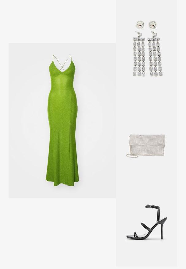 Zöld, csillogó, földig érő ruha V-nyakkivágással, keskeny vállpántokkal és oldalsó hasítékkal. Keresztben átkötött hátpántokkal és szabott sziluettel rendelkezik.; Fekete lakkbőr magassarkú szandál, három vízszintes pánttal és állítható bokapánttal. Sleek sziluett és fényes felület.; Ezüst hálós clutch táska textúrált, szőtt mintázattal, hajtótetővel és levehető lánc pánttal a könnyű hordozhatóság érdekében.; Kristály csepp fülbevalók ezüst színű fémalkatrészekkel, négyzet alakú studdal és lefelé csüngő téglalap és oktogon alakú kristályok sorozatával.