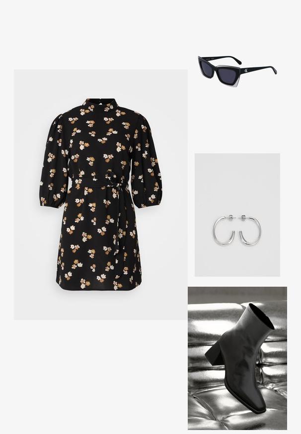 Črna cvetna obleka z visokim ovratnikom, napihnjenimi rokavi, zavezovanjem in vzorcem belih in rjavih cvetov po celotni obleki.; Črne gležnjarje iz sijočega materiala s kvadratnim prstom in zoženim peto, postavljene na sijoče srebrno oblazinjeno ozadje.; Črne prevelike sončne očala geometrijske oblike, z temnimi lečami in kontrastno sivo podrobnostjo na okvirju. Logo na ročaju.; Srebrne uhančke v obliki obroča z gladko, sijočo površino, ukrivljene oblike in zapiranjem na zatič. Minimalistična zasnova z modernim zaključkom.