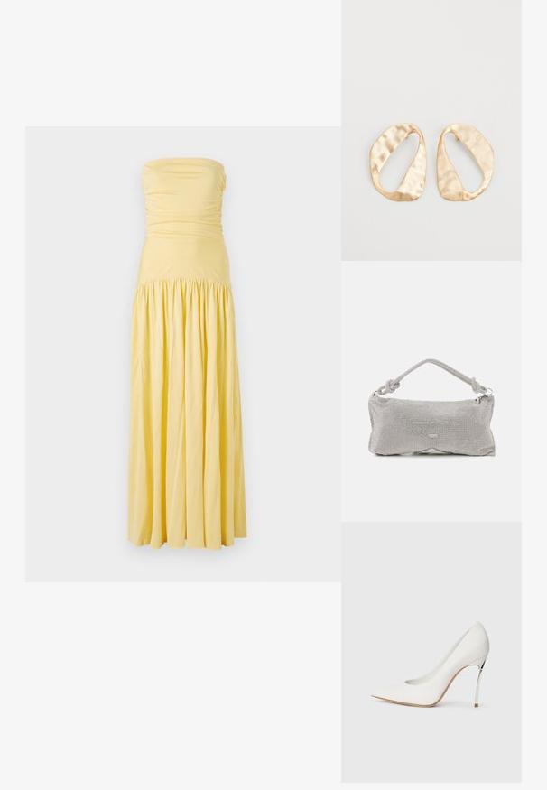 Haljina do poda bez naramenica od meke žute tkanine, s nabranim dekolteom i skupljenom suknjom, koja ima lepršavu siluetu i glatku teksturu.; Bijela visoka potpetica s oštrim vrhom, prekrivena finom glitrovom teksturom. Metalni srebrni detalj na peti dodaje kontrast. Elegantni dizajn.; Metalna mrežasta torba za rame u srebrnoj boji, s čvorastim ručkom, zatvaranjem na patentni zatvarač i geometrijskim oblikom tijela s glatkom teksturom.; Par zlatnih metalnih naušnica nepravilnog ovalnog oblika s teksturiranom, blago kovanom površinom na bijeloj pozadini.