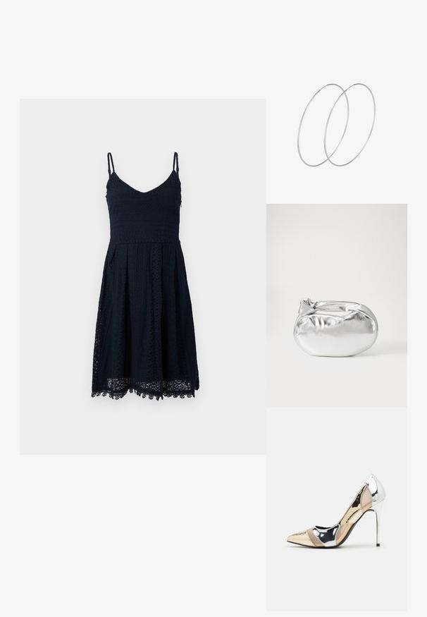 Jūrine suknelė su plonomis petnešėlėmis, V formos iškirpte ir nėrinių detalėmis. A formos sijonas su banguota apatine dalimi ir sudėtingais raštais visame sijone.; Aštrus pirštas aukštakulnis batelis su sidabro, aukso ir nuogų spalvų deriniu. Blizgus paviršius su išpjovos dizainu, su stiletto kulnu.; Sidabrinė metalinė maišelio forma su švelnia, apvalia forma ir mazgu užveriamu viršumi. Pagaminta iš lygios dirbtinės odos medžiagos.; Sidabrinės pusmėnulio auskarai minimalistiniu dizainu. Apskritimo forma, lygus paviršius ir plonas profilis. Lengvi su poliruotu apdailu.