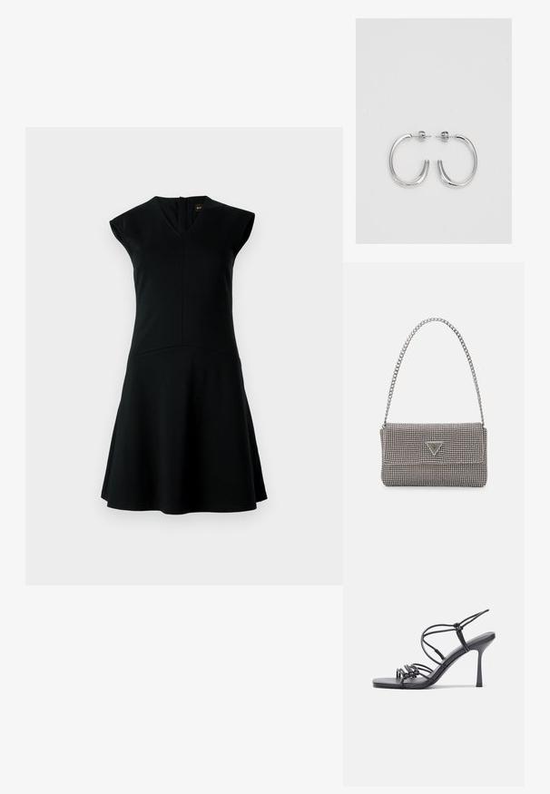 Črna brezrokavnik obleka z V-izrezom, prilegajočim bodicem in raztegnjenim krilom. Narejena iz gladkega blaga s preprosto zasnovo in zadrgo na hrbtu.; Črne visoke sandale na peto imajo tanke naramnice z vozlom, gladek kvadratni toe in eleganten stiletto peto.; Svetlo siva kovinska torbica z verižnim ročajem, okrašena z majhnimi okroglimi kovinskimi bleščicami in trikotnim logotipom blagovne znamke.; Srebrne uhančke v obliki obroča z gladko, sijočo površino, ukrivljene oblike in zapiranjem na zatič. Minimalistična zasnova z modernim zaključkom.
