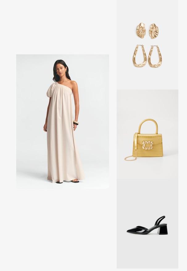 Maxi-jurk in lichtbeige, met een enkele pofmouw, gathers bij de hals en een vloeiend silhouet. Gladde stof en enkel-lange stijl.; Zwarte gepatineerde leren slingback hakken met een spitse neus en een geometrische blokhak. Kenmerkt zich door een slank, minimalistisch ontwerp en een gladde textuur.; Geel faux-krokodillenhandtas met een gestructureerd ontwerp, bovenhandvat, afneembare kettingriem en decoratieve kristallen versiering op de sluiting.; Gouden oorbellen met een getextureerd, golvend ontwerp. Bevat sculpturale clip-on studs en een open ringontwerp met een gehamerd oppervlak.