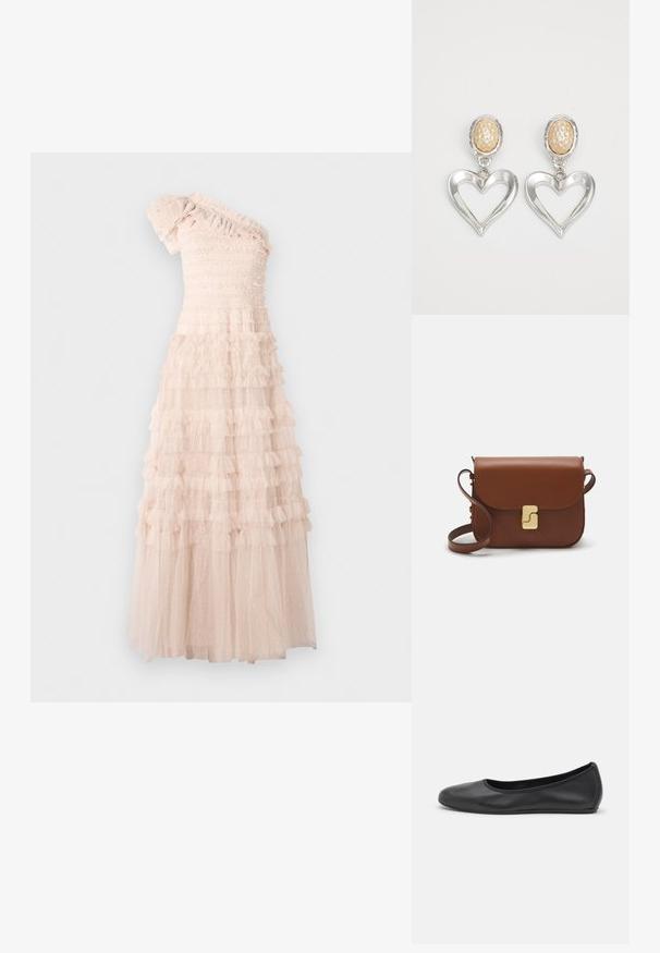 Asymmetrisk one-shoulder kjole i lys beige, med en smocked bodice og lagdelte volanger i den flydende nederdel med prikket tekstur.; Sort læderballetsko med rund tå, glat tekstur, minimal syning og et fleksibelt såldesign.; Brun læder håndtaske med flaplukning, hardware i gyldent tone, en skulderrem og en glat overflade. Kompakt rektangulær form.; Sølv hjerteformede øreringe med en blank finish. Hver ørering har en tekstureret beige oval stud. Elegant og let design.