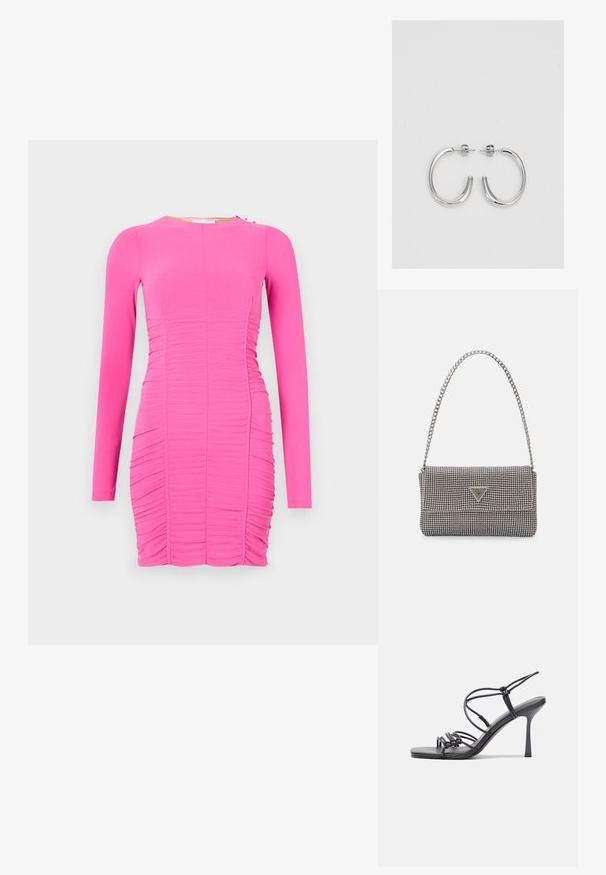 Prigludusi ilgomis rankovėmis suknelė ryškiai rožinės spalvos. Pasižymi raukšlėtu tekstūru, apvaliu kaklu ir šoniniu akcentu su mažais metaliniais detalėmis.; Juodos aukštakulnės sandalai pasižymi plonyčiais dirželiais su mazgo dizainu, lygiu kvadratiniu pirštu ir elegantišku stiletto kulnu.; Šviesiai pilka metalinė rankinė su grandinėlės dirželiu, papuošta mažais apvaliais metaliniais smeigėmis ir trikampiu prekės ženklu.; Sidabrinės auskarai žiedai su lygiu, blizgiu paviršiumi. Suapvalinta forma, lengvas dizainas, su uždarymu ant smeigtuko.