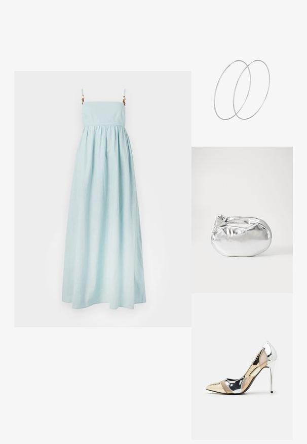 Hele sinine maksimekko õhukeste rihmadega, gatherdatud talje ja sile, pehme tekstuur. Rihmadel on dekoratiivsed metallosad.; Kitsas toe kõrge kontsaga kingad, millel on hõbedane, kuldne ja nude värvilahendus. Läikiv viimistlus lõikekujundusega, stiletto konts.; Hõbedane metallikoti kott pehme, ümar kuju ja sõlme ülemise sulgemisega. Valmistatud siledast kunstnahast materjalist.; Hõbedased rõngastikkaehingad minimalistlikus disainis. Ümar kuju, sile tekstuur ja õhuke profiil. Kerged ning poleeritud viimistlusega.