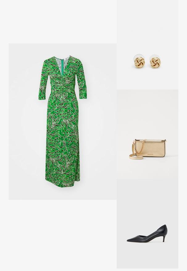 Diane von Furstenberg ALBA DRESS - Vestido de malha - water green; Sapato de salto alto preto em pele com bico fino e salto baixo. Apresenta uma textura suave e brilho subtil. Corte aberto na parte da frente para um detalhe adicional.; Clutch de couro dourado metálico com um acabamento texturizado, apresentando uma alça de corrente dourada e uma alça de ombro removível. Logotipo da marca em relevo.; Brincos de pressão em tom dourado com um design torcido. Cada brinco possui uma base circular transparente para um uso seguro.