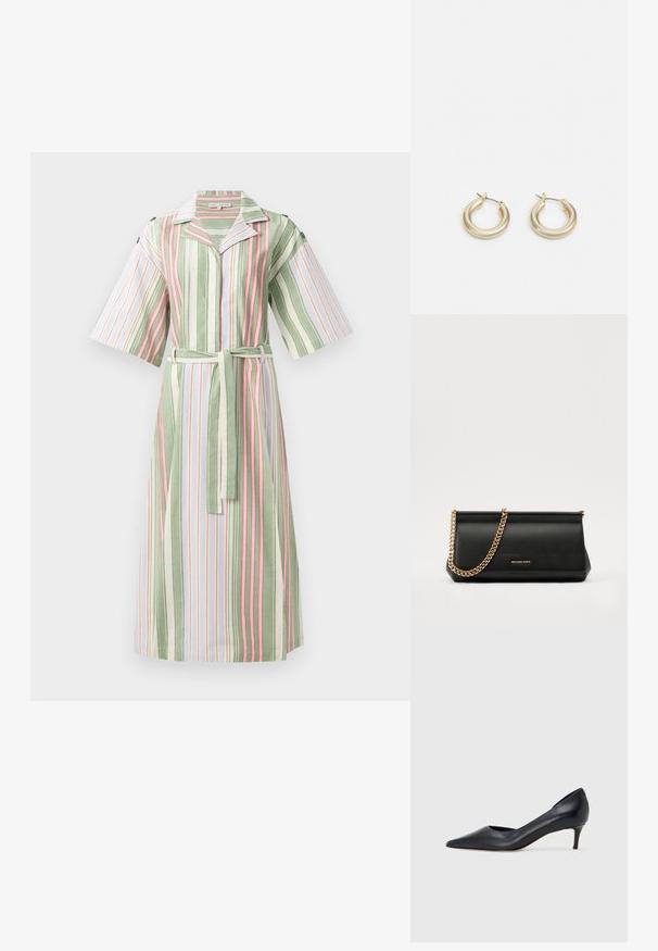 Gestreepte jurk met groene, witte en roze verticale strepen, korte mouwen, een kraag en een bijpassende riem in de taille.; Zwarte leren pump met een puntige neus en lage hak. Heeft een gladde textuur en een subtiele glans. Open uitsparing aan de voorkant voor extra detail.; Zwarte leren clutch tas met een gouden kettinghengsel, voorzien van een gladde textuur, rechthoekige vorm en reliëfmerk op de voorkant.; Lauren Ralph Lauren BASIC SMALL HOOP - Oorbellen - gold-coloured