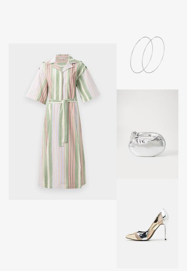 Haljina s prugicama koja sadrži zelene, bijele i ružičaste vertikalne pruge, kratke rukave, ovratnik i odgovarajući remen u struku.; Cipele s visokom potpeticom i špicastim vrhom u srebrnoj, zlatnoj i nude boji. Sjajan finiš s izrezbarenim dizajnom, s potpeticom u obliku stiletto.; Srebrna metalik torbica s mekim, zaobljenim oblikom i čvorastim zatvaranjem na vrhu. Izrađena od glatke sintetičke kože.; Srebrne okrugle naušnice s minimalističkim dizajnom. Kružni oblik, glatka tekstura i tanak profil. Lagane s poliranim završetkom.