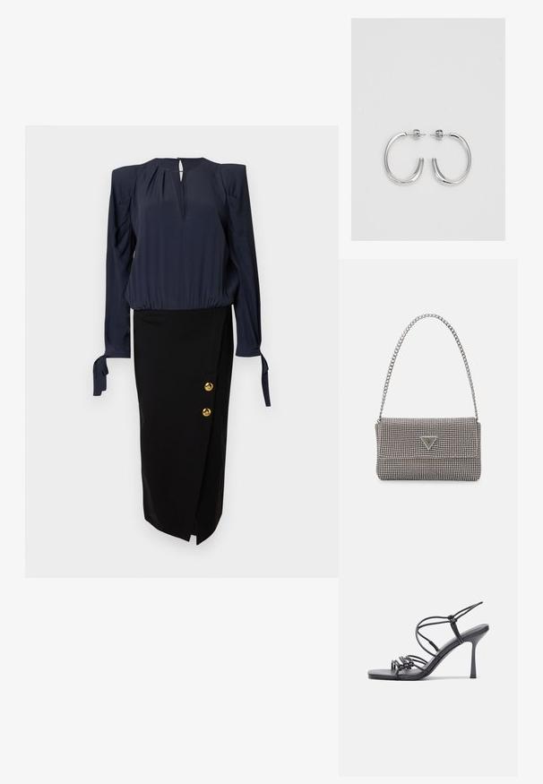 Marineblaue Bluse mit Puffärmeln und Ausschnitt mit Schlitz, kombiniert mit einem schwarzen Bleistiftrock mit goldfarbenen Knopfakzenten an der Seite.; Schwarze, hochhackige Sandalen mit dünnen Riemen und einem geknoteten Design, einer glatten, rechteckigen Zehenpartie und einem eleganten Stiletto-Absatz.; Hellegraue metallische Handtasche mit einer Kettenriemen, verziert mit kleinen kreisförmigen metallic Nieten und einem dreieckigen Markenlogo.; Silberne Creolen mit einer glatten, glänzenden Oberfläche. Abgerundete Form, leichtes Design, mit einer Steckverschluss.