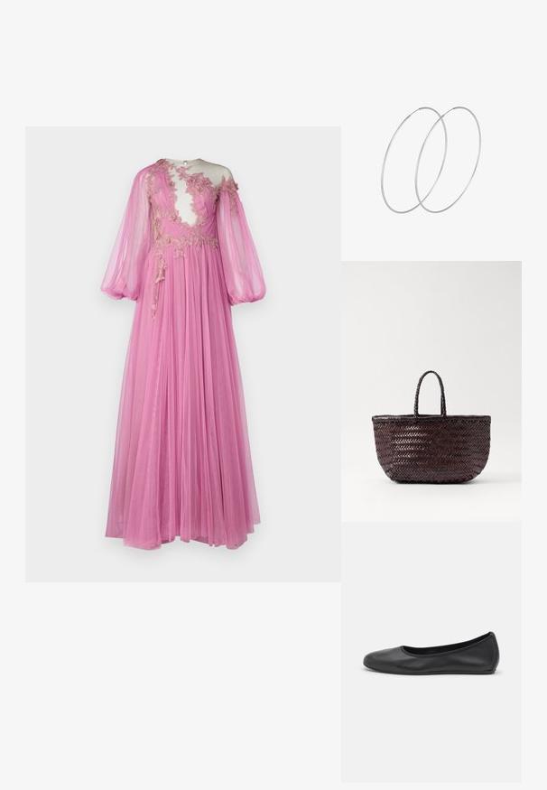Dlhé ružové šaty z priesvitnej látky, s priesvitným korzetom s kvetinovou výšivkou, balónovými rukávmi a splývavou sukňou.; Čierne kožené baleríny s okrúhlou špičkou, hladkým povrchom, minimálnym prešívaním a flexibilným dizajnom podrážky.; DRAGON DIFFUSION BAMBOO TRIPLE JUMP SMALL - Kabelka - dark brown; Strieborné kruhové náušnice s minimalistickým dizajnom. Cirkulárny tvar, hladký povrch a tenký profil. Ľahké s lesklým povrchom.