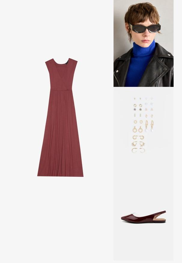 Langes, ärmelloses Kleid in gedämpftem Rosaton. Mit V-Ausschnitt, plissiertem Taillenbund und glattem, leichtem Stoff. Schlichte Ausführung, keine Muster.; Burgunderfarbene patentierte Slingbacks mit spitzem Zehenbereich, transparentem Ausschnitt und flacher schwarzer Sohle. Glatte Textur, minimalistisches Design.; Schwarze Sonnenbrille mit abgerundeten Kanten und getönten Gläsern. Mit goldenen Akzenten an den Bügeln. Getragen mit einem blauen gerippten Rollkragenpullover und einer Lederjacke.; Goldfarbene Ohrringe in verschiedenen Designs, darunter Stecker, Creolen und hängende Modelle mit Perlen und Strass.