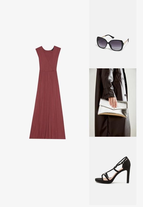 Długa, bezrękawna sukienka w stonowanym odcieniu różu. Posiada dekolt w serek, plisowany pas i gładki, lekki materiał. Jednolity wzór, bez wzorów.; Czarne zamszowe sandały na wysokim obcasie z krzyżującymi się paskami, ozdobnym akcentem w kolorze srebrnym i platformą dla dodatkowej wysokości.; Czarne oversize okulary przeciwsłoneczne z gradientowymi soczewkami, grubymi oprawkami i złotym łańcuszkiem na ramionach.; Srebrna metaliczna kopertówka o kształcie kątowym, gładka w dotyku, z kontrastowym kolorem wewnątrz, trzymana w ręce noszącej czarny płaszcz.