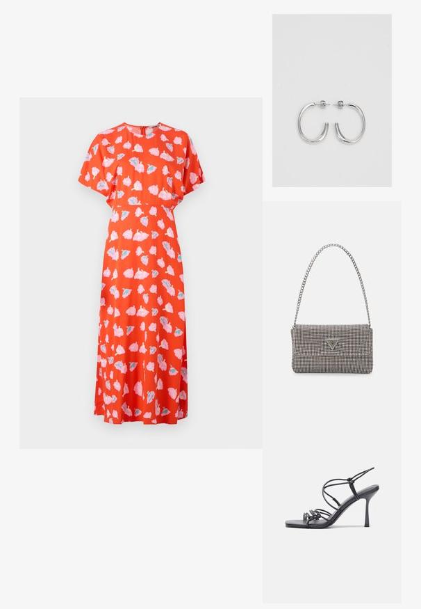 Punainen mekko lyhyillä hihoilla, jossa on vaaleanpunaisia ja teal-värisiä kukkakuoseja. Muotoilu sisältää pyöreän kaula-aukon ja rento istuvuus.; Mustat korkokengät sandaalit, joissa on ohuet hihnat solmittuna, sileä neliön muotoinen varvasosa ja tyylikäs stiletto-korko.; Vaalea harmaa metallinen käsilaukku, jossa on ketjusanka. Laukku on koristeltu pienillä pyöreillä metallikoruilla ja kolmion muotoisella brändilogolla.; Hopeiset korvarenkaat, joissa on sileä ja kiiltävä pinta, kaareva muoto ja piikkikiinnitys. Minimalistinen muotoilu modernilla viimeistelyllä.